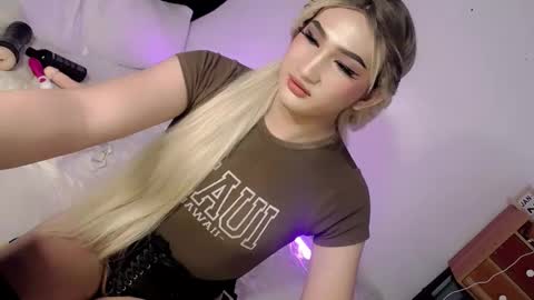 Snapshot of deluxetgirl69 chatting on 01/31/25, 08:22 Chesca online show from 01/31/25, 08:22