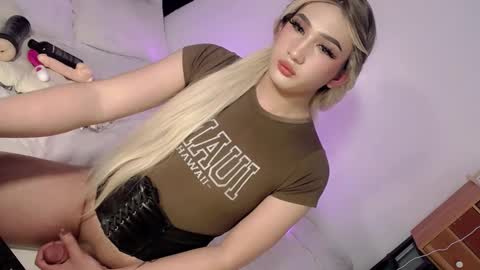 Snapshot of deluxetgirl69 chatting on 01/31/25, 11:45 Chesca online show from 01/31/25, 11:45