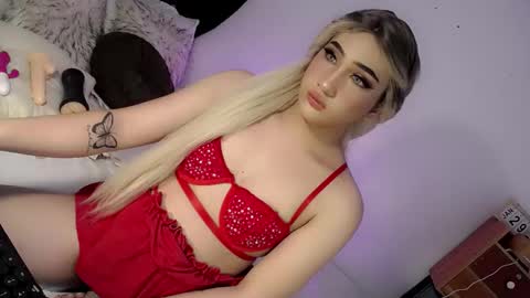 Snapshot of deluxetgirl69 chatting on 02/06/25, 09:22 Chesca online show from 02/06/25, 09:22