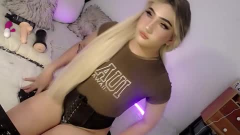 Snapshot of deluxetgirl69 chatting on 02/06/25, 03:52 Chesca online show from 02/06/25, 03:52