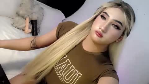 Snapshot of deluxetgirl69 chatting on 02/10/25, 01:14 Chesca online show from 02/10/25, 01:14