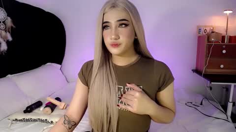 Snapshot of deluxetgirl69 chatting on 02/11/25, 10:15 Chesca online show from 02/11/25, 10:15