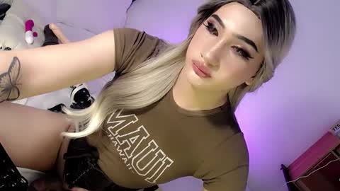 Snapshot of deluxetgirl69 chatting on 02/15/25, 01:42 Chesca online show from 02/15/25, 01:42