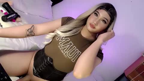 Snapshot of deluxetgirl69 chatting on 02/15/25, 09:15 Chesca online show from 02/15/25, 09:15