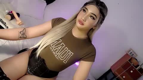 Snapshot of deluxetgirl69 chatting on 02/16/25, 01:27 Chesca online show from 02/16/25, 01:27