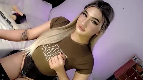 Snapshot of deluxetgirl69 chatting on 02/16/25, 04:32 Chesca online show from 02/16/25, 04:32