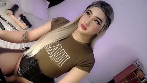 Snapshot of deluxetgirl69 chatting on 02/19/25, 05:49 Chesca online show from 02/19/25, 05:49