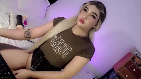 Snapshot of deluxetgirl69 chatting on 02/20/25, 03:41 Chesca online show from 02/20/25, 03:41