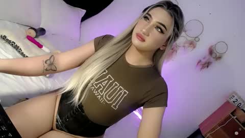 Snapshot of deluxetgirl69 chatting on 02/23/25, 04:02 Chesca online show from 02/23/25, 04:02