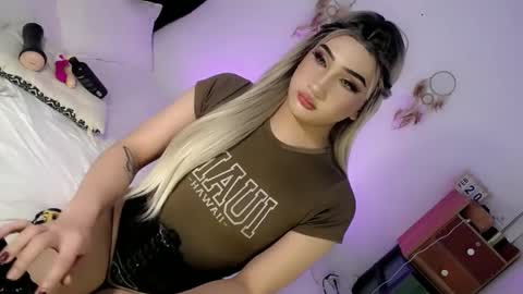 Snapshot of deluxetgirl69 chatting on 02/24/25, 03:42 Chesca online show from 02/24/25, 03:42