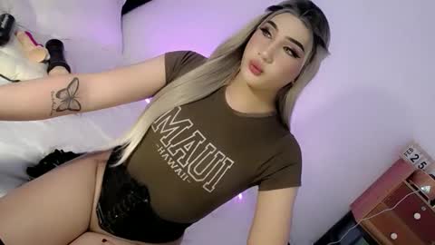 Snapshot of deluxetgirl69 chatting on 02/25/25, 12:03 Chesca online show from 02/25/25, 12:03