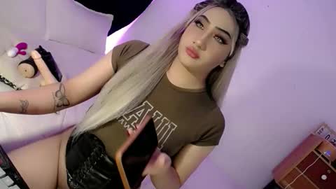 Snapshot of deluxetgirl69 chatting on 09/09/25, 08:52 Chesca online show from 09/09/25, 08:52