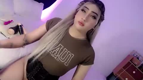 Snapshot of deluxetgirl69 chatting on 10/20/25, 08:15 Chesca online show from 10/20/25, 08:15