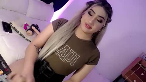 Snapshot of deluxetgirl69 chatting on 10/25/25, 08:55 Chesca online show from 10/25/25, 08:55