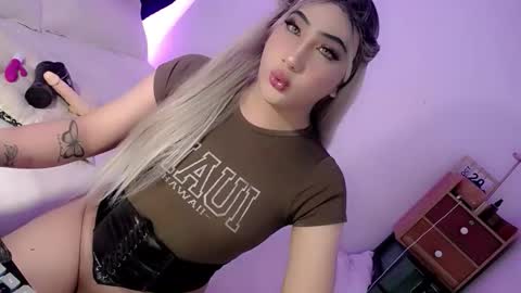 Snapshot of deluxetgirl69 chatting on 10/26/25, 07:25 Chesca online show from 10/26/25, 07:25