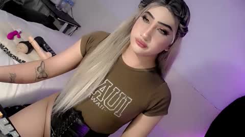 Snapshot of deluxetgirl69 chatting on 10/31/25, 07:31 Chesca online show from 10/31/25, 07:31