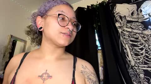 Snapshot of deluxxxeblu chatting on 01/29/25, 03:04 TankinBody online show from 01/29/25, 03:04