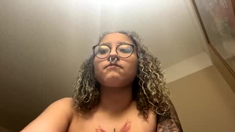 Snapshot of deluxxxeblu chatting on 02/01/25, 01:12 TankinBody online show from 02/01/25, 01:12