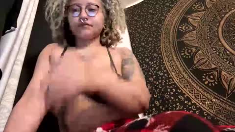 Snapshot of deluxxxeblu chatting on 02/11/25, 01:10 TankinBody online show from 02/11/25, 01:10