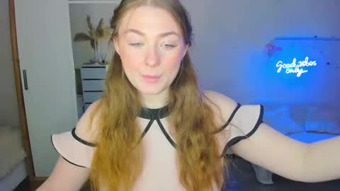 Snapshot of demure_soul chatting on 02/07/25, 05:31 Sophie online show from 02/07/25, 05:31