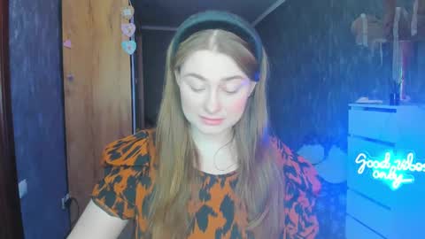 Snapshot of demure_soul chatting on 02/26/25, 06:15 Sophie online show from 02/26/25, 06:15