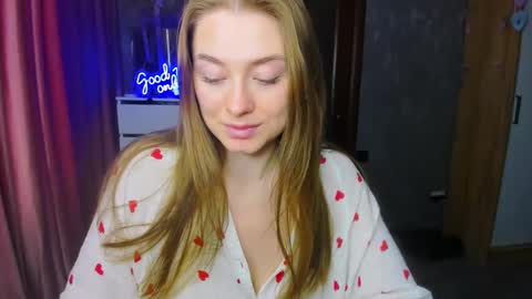 Snapshot of demure_soul chatting on 09/18/25, 04:25 Sophie online show from 09/18/25, 04:25
