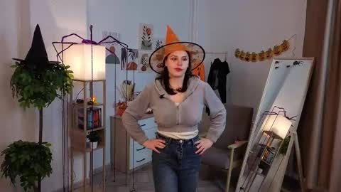 Snapshot of denicehendson chatting on 10/30/25, 11:44 Viola online show from 10/30/25, 11:44