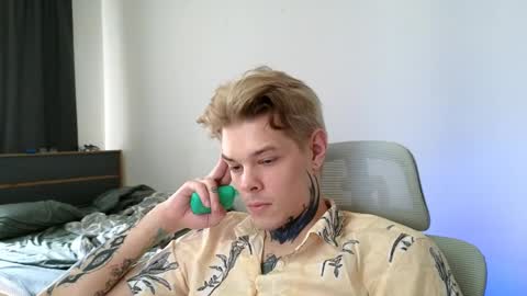 Snapshot of denis_here chatting on 05/14/26, 12:01 Denis online show from 05/14/26, 12:01