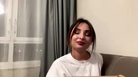 Snapshot of denitaspindola chatting on 10/17/25, 05:04 Ellie online show from 10/17/25, 05:04