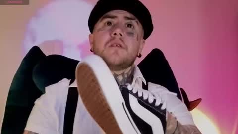 Snapshot of denjig chatting on 11/12/25, 03:29 Oliver online show from 11/12/25, 03:29