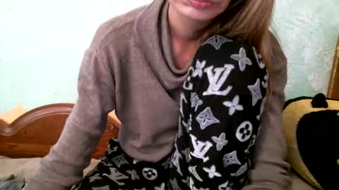 Snapshot of dennisxcarol chatting on 10/19/25, 07:42 DennisXCarol online show from 10/19/25, 07:42