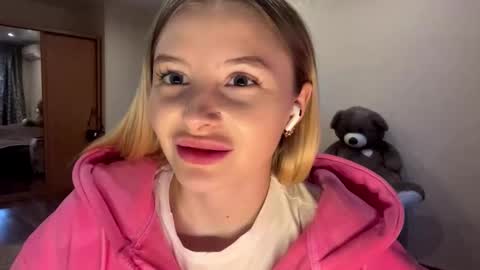 Vi  Victoria online show from 10/14/25, 02:40