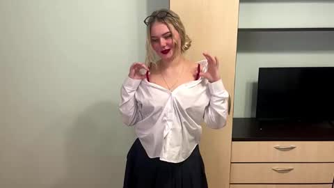 Luna online show from 02/18/26, 04:03