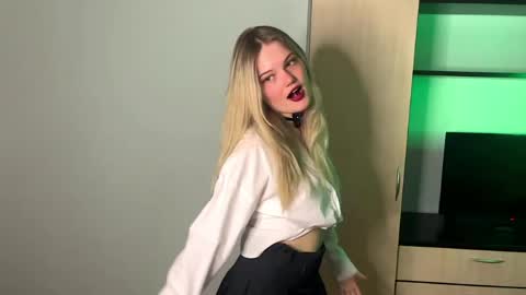 Snapshot of deonnahobb chatting on 04/04/26, 04:37 Luna online show from 04/04/26, 04:37