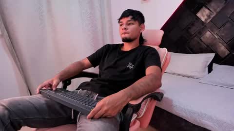 Snapshot of dereck_g chatting on 05/13/26, 05:05 dereck_g online show from 05/13/26, 05:05