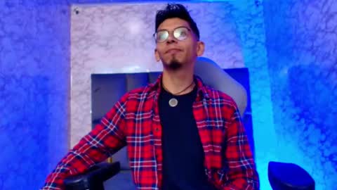 Snapshot of dereck_monroe chatting on 12/17/25, 11:38 Dereck online show from 12/17/25, 11:38