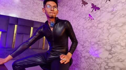 Snapshot of dereck_monroe chatting on 12/21/25, 10:22 Dereck online show from 12/21/25, 10:22