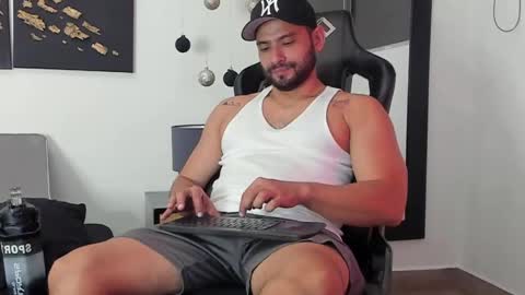 Snapshot of dereck_vega chatting on 12/19/24, 01:07 Dereck Vega online show from 12/19/24, 01:07