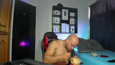 Snapshot of dereckgreen chatting on 12/17/24, 07:04 dereckgreen online show from 12/17/24, 07:04