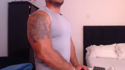 Snapshot of derek_group chatting on 11/05/25, 01:33 Derek online show from 11/05/25, 01:33