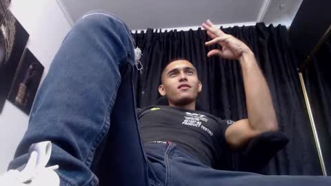 Snapshot of derek_storm_ chatting on 10/04/25, 03:04 D E R E K online show from 10/04/25, 03:04