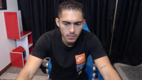 Snapshot of derek_storm_ chatting on 11/22/25, 11:20 D E R E K online show from 11/22/25, 11:20