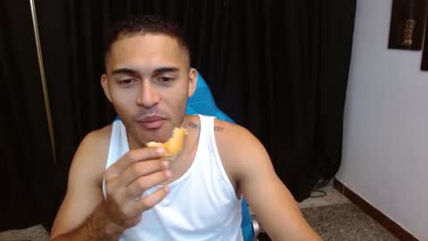 Snapshot of derek_storm_ chatting on 11/29/25, 11:57 D E R E K online show from 11/29/25, 11:57