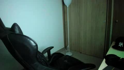 Snapshot of derekmuller11 chatting on 04/15/26, 01:45 derekmuller11 online show from 04/15/26, 01:45