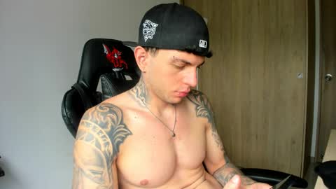 Snapshot of derekmuller11 chatting on 04/15/26, 01:51 derekmuller11 online show from 04/15/26, 01:51