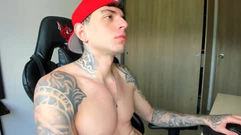 Snapshot of derekmuller11 chatting on 04/21/26, 01:28 derekmuller11 online show from 04/21/26, 01:28