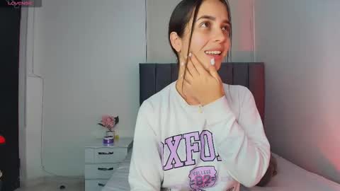 Snapshot of derly_cuervo703031 chatting on 10/27/25, 04:33 derly_cuervo703031 online show from 10/27/25, 04:33