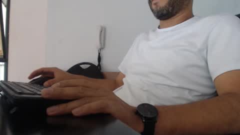 Snapshot of derrik_ chatting on 12/04/24, 04:27 online show from 12/04/24, 04:27