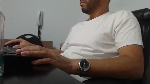 Snapshot of derrik_ chatting on 12/06/24, 11:11 online show from 12/06/24, 11:11