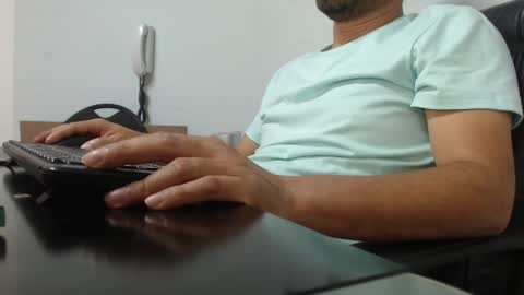 Snapshot of derrik_ chatting on 12/18/24, 11:45 online show from 12/18/24, 11:45